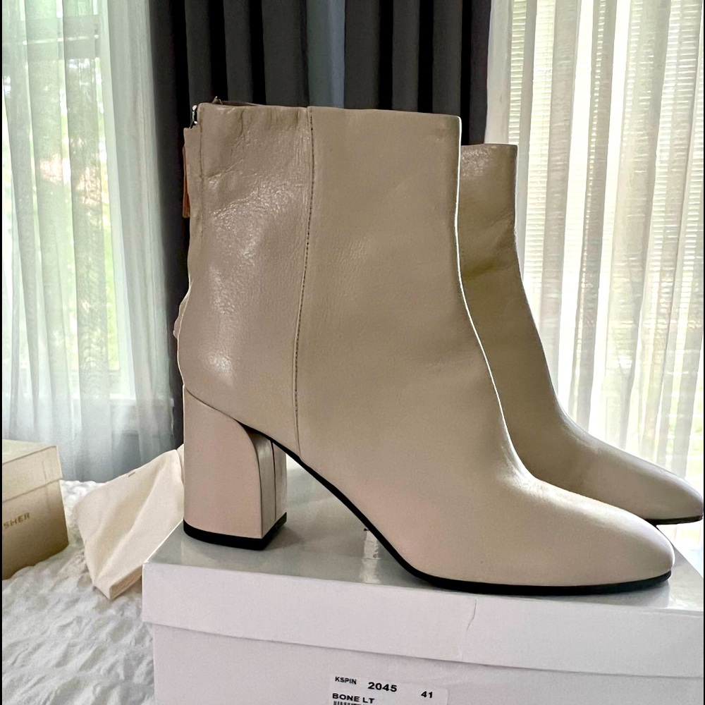 Elegant off white/bone ankle boots